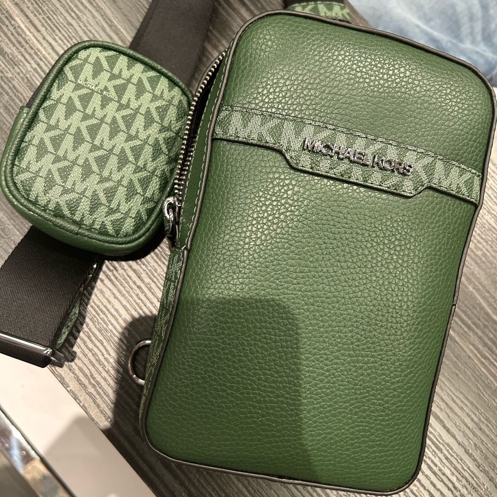 Michael Kors Cooper Medium KORS Logo Sling Pack NWT moss green with porch - Picture 7 of 15